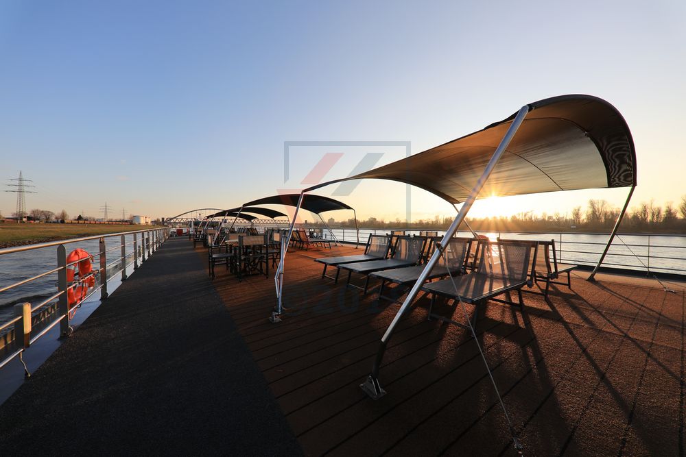 Sonnendeck mit Sonnensegeln MS Swiss Tiara