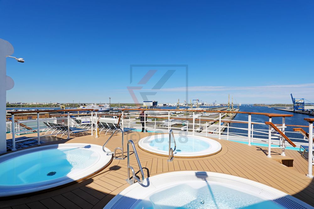 Sonnendeck und Whirlpools MS Zenith