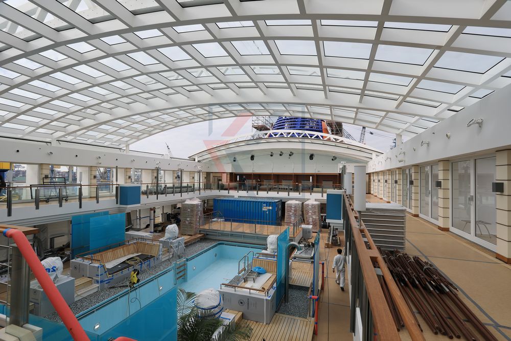 Sonnendecks und Pool Europa 2 in der Werft Sonnendecks und Pool Europa 2 in der Werft