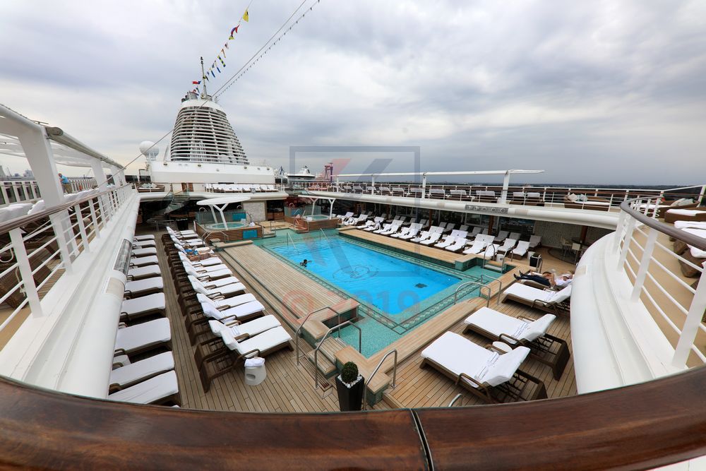 Sonnenliegen, Sonnendeck und Swimming Pool Seven Seas Explorer