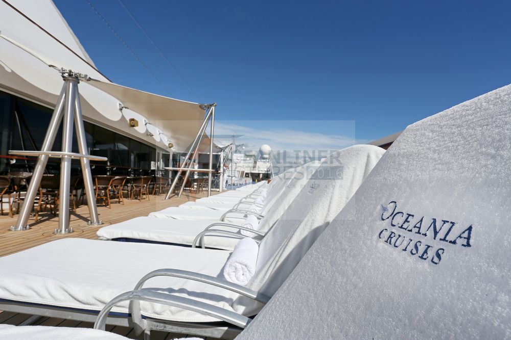 Sonnenliegen auf der MS Riviera von Oceania Cruises Sonnenliegen auf der MS Riviera von Oceania Cruises