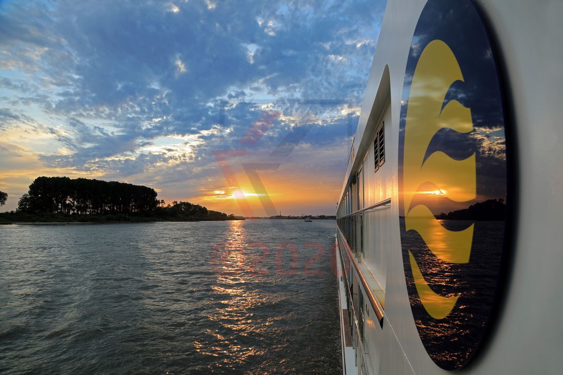 Sonnenuntergang auf dem Rhein an Bord Lady Diletta Sonnenuntergang auf dem Rhein an Bord Lady Diletta