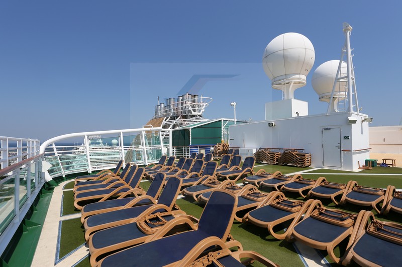 Sportplatz und Sonnendeck am Heck der Azura