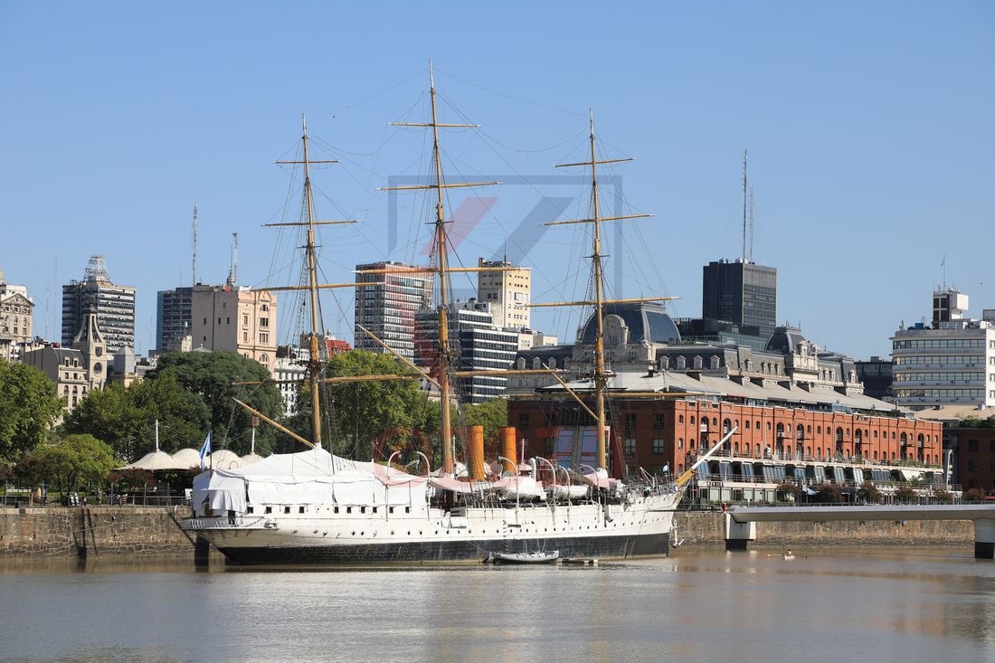 Stadtteil Puerto Madero buenos Aires mit Vollschiff Presidento Sarmiento