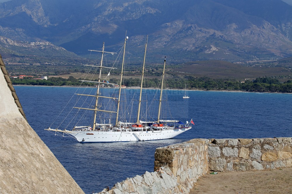 Star Flyer ankert im Golf von Calvi