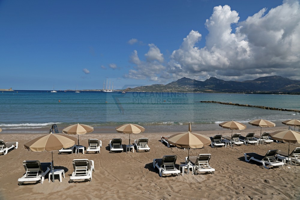 Strand von Calvi mit SY Star Flyer vor Anker