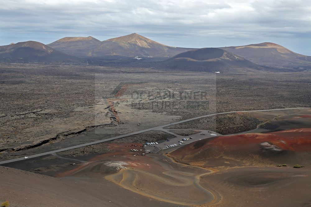 Straße in der Vulkanlandschaft von Lanzarote