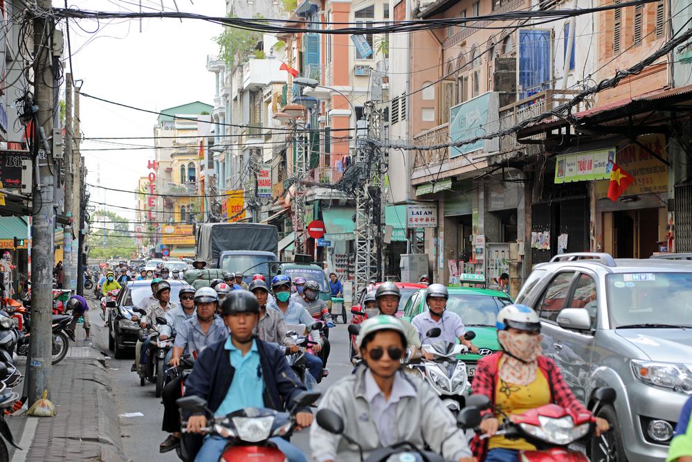 Strassenszene in Saigon mit vielen Rollerfahrern