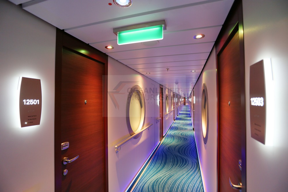 Studio-Kabine als Beispiel mit beleuchtetem Türschild Studio-Kabine als Beispiel mit beleuchtetem Türschild