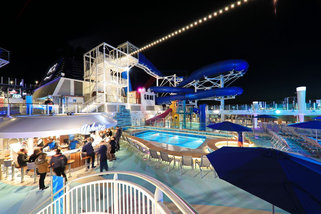Sun Deck Pool, Aqua Racer und Waves Bar Norwegian Encore Sun Deck Pool, Aqua Racer und Waves Bar Norwegian Encore