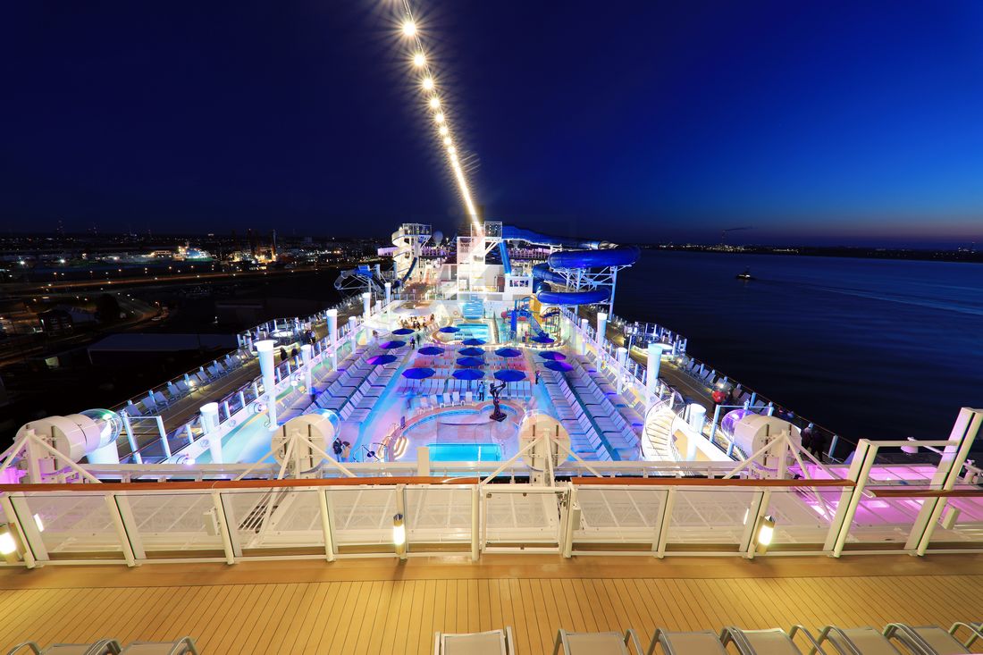 Sun Deck und Wasserrutschen abends Norwegian Encore Sun Deck und Wasserrutschen abends Norwegian Encore