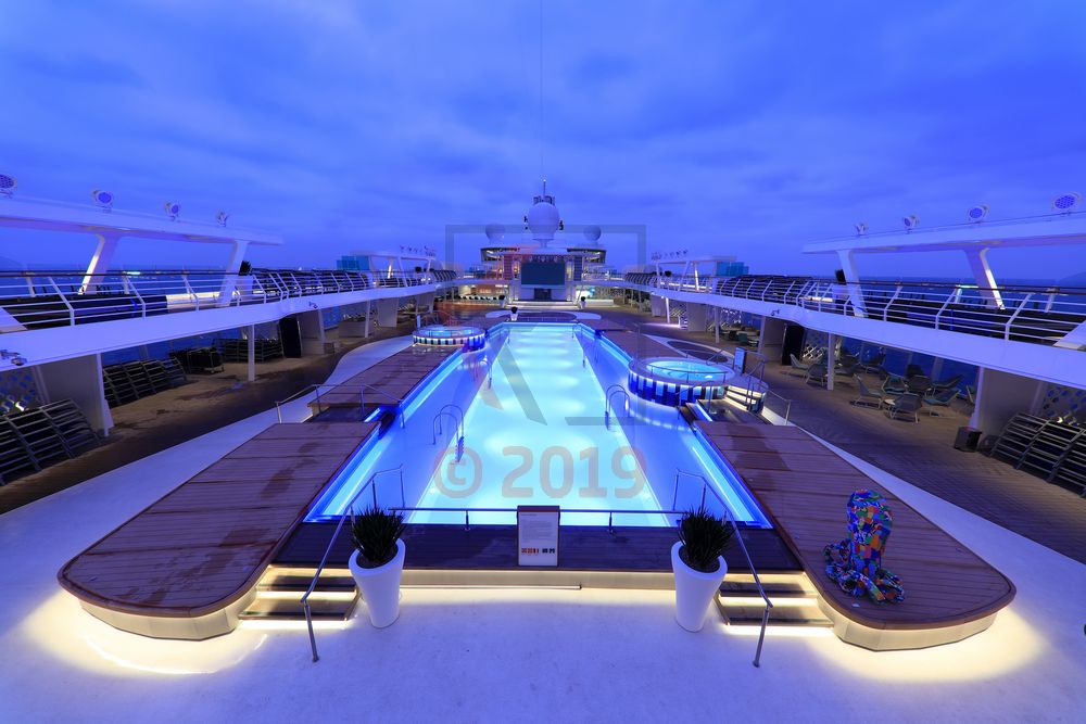 Swimmingpool und Sonnendeck neue Mein Schiff 2