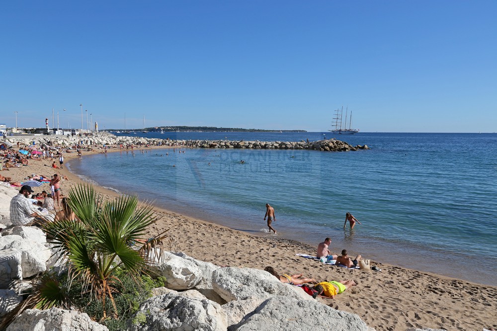 SY Star Flyer vor Strand in Cannes