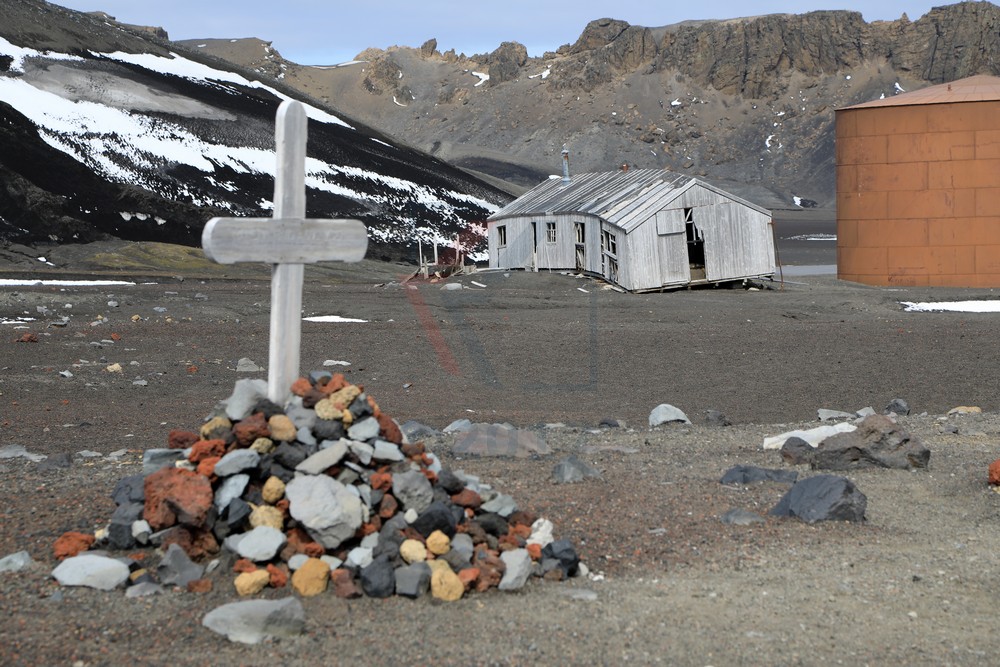 Symbolische Erinnerungen an den ehemaligen Friedhof auf Deception Island, Antarktis