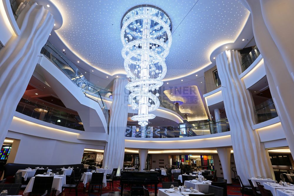 Taste Restaurant Norwegian Epic und Atrium mit Kronleuchter