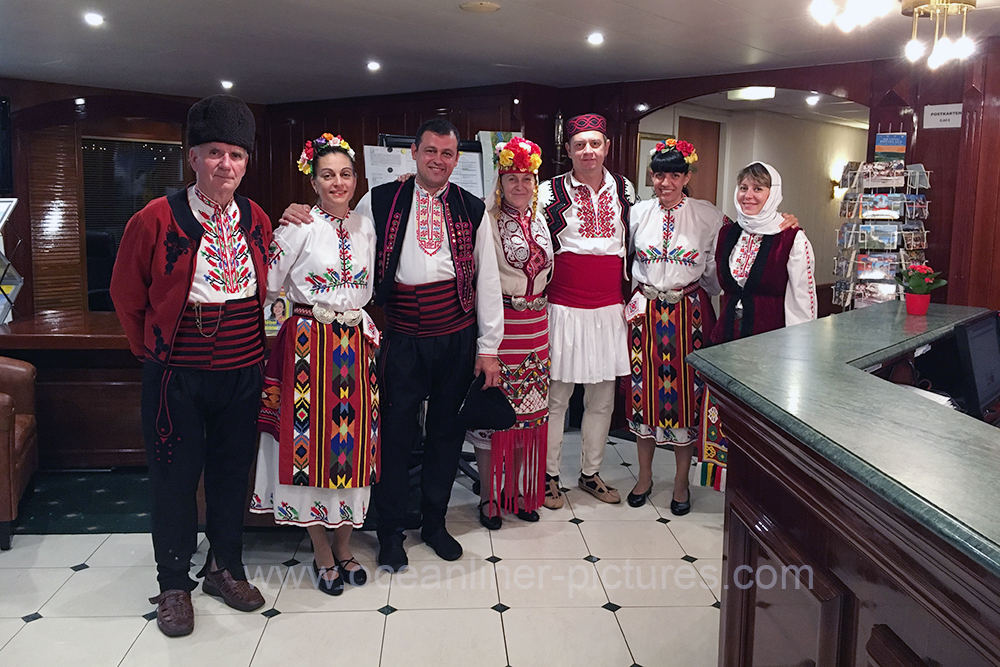 Teil der Crew Elegant Lady Bulgarischer Abend Teil der Crew Elegant Lady Bulgarischer Abend