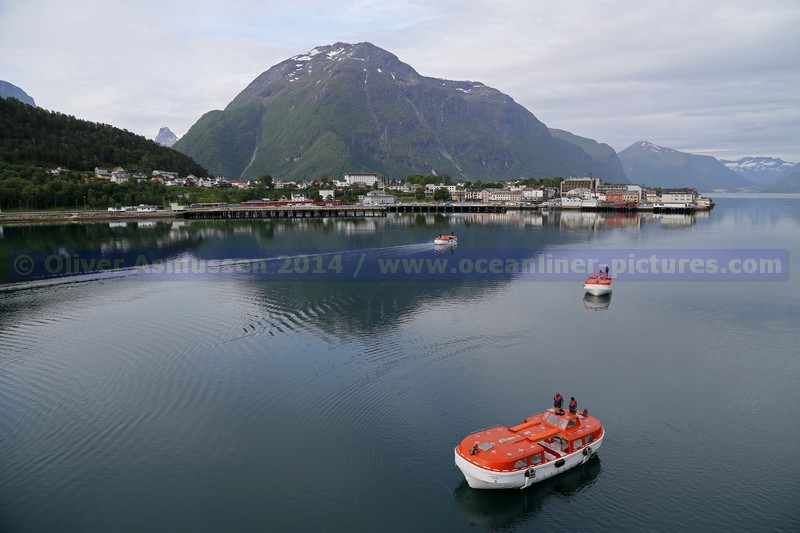 Tenderboote der Ocean Majesty vor Andalsnes