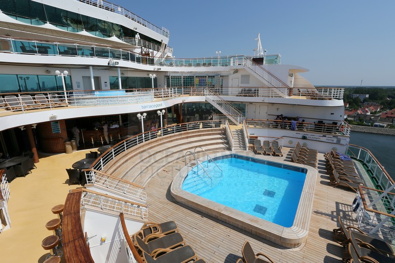 Terrace Bar und Pool MS Azura