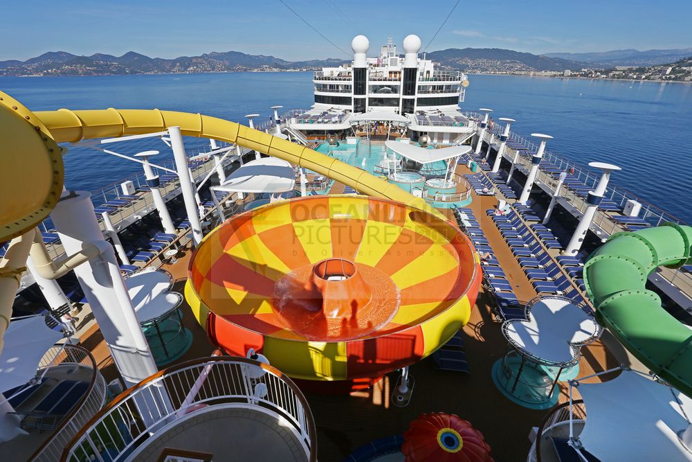 The Epic Plunge Wasserrutsche Norwegian Epic Blick von Deck 18