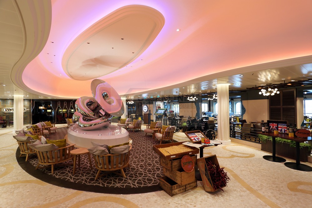 The Via mit Kunstobjekt Eve von Richard Hudson Anthem of the Seas