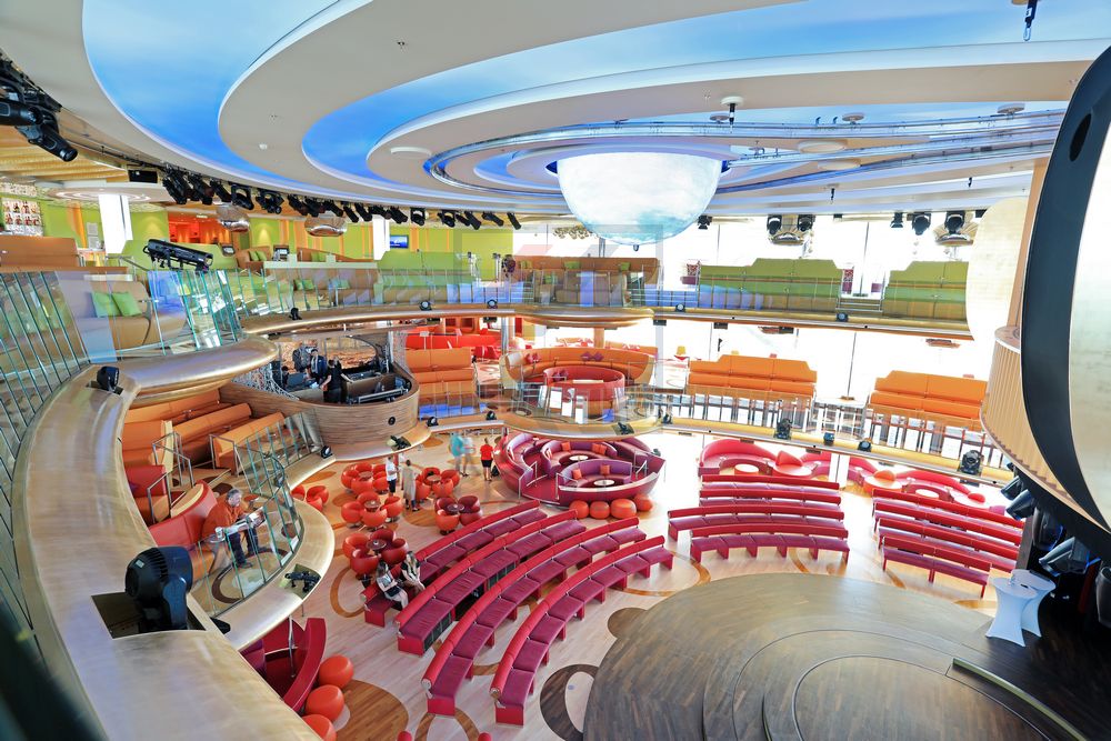 Theatrium AIDAperla Blick von Deck 8