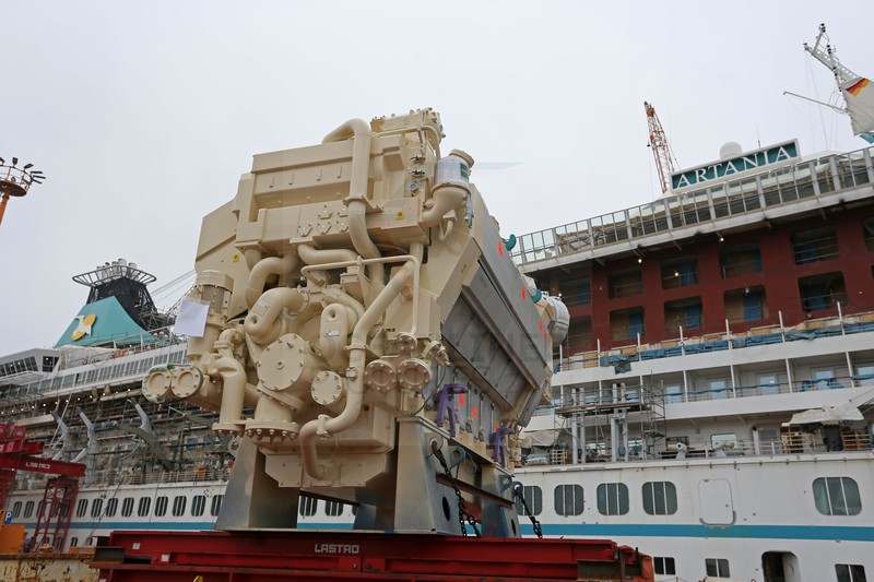 Transport neuer Wartsila Motor zur MS Artania 23.10.2014 Transport neuer Wartsila Motor zur MS Artania 23.10.2014