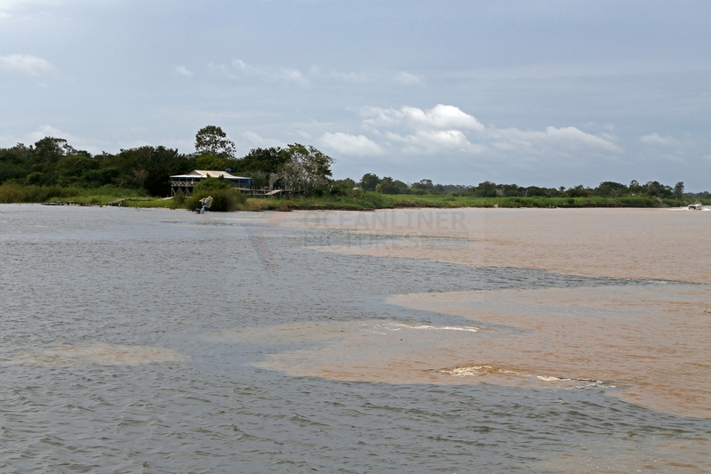 Treffen der Wasser des Rio Tabajos und des Amazonas in Santarem 15.01.2015 Treffen der Wasser des Rio Tabajos und des Amazonas in Santarem 15.01.2015