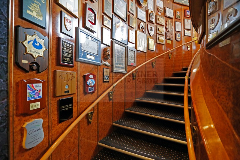 Treppe zwischen Presentation Lounge und Club Lounge MS Sea Spirit Treppe zwischen Presentation Lounge und Club Lounge MS Sea Spirit