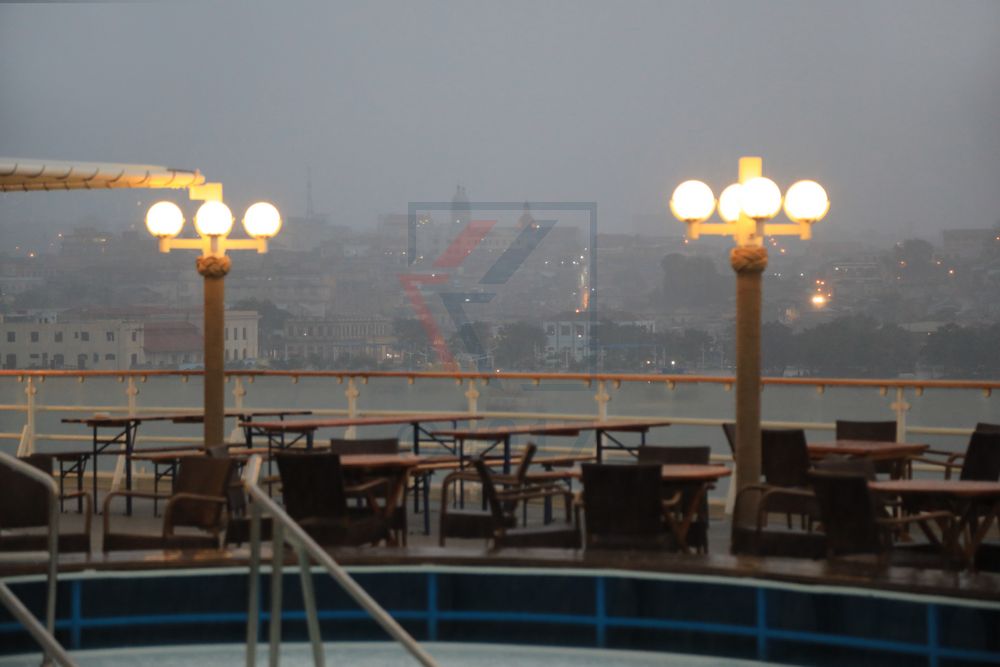 Tropenregen über Santiago de Cuba, Pooldeck MS Hamburg