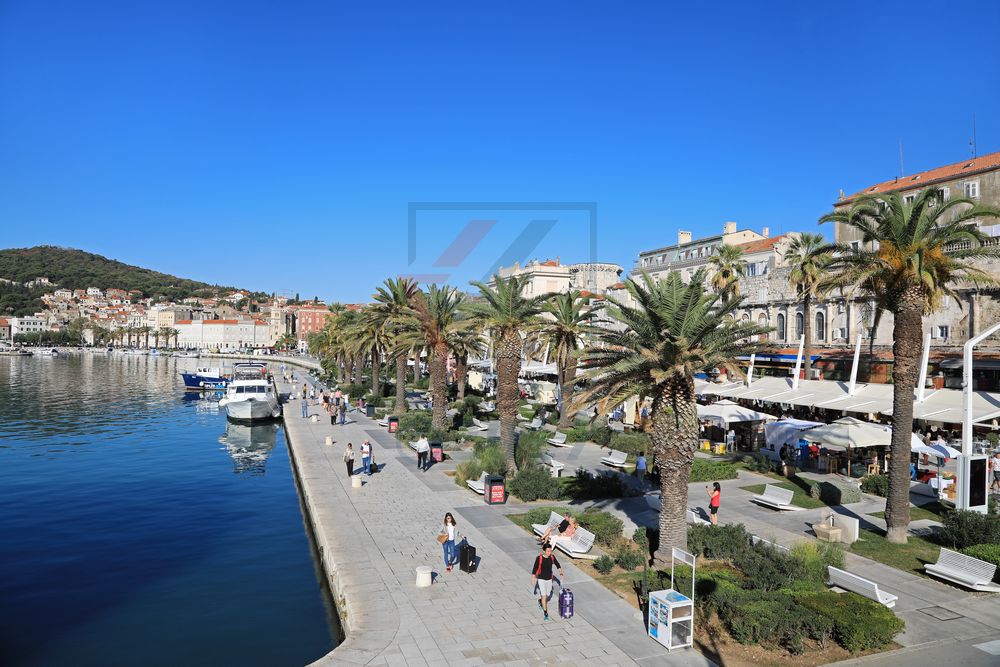 Uferpromenade Riva und Hausberg Marjan in Split, Kroatien Uferpromenade Riva und Hausberg Marjan in Split, Kroatien