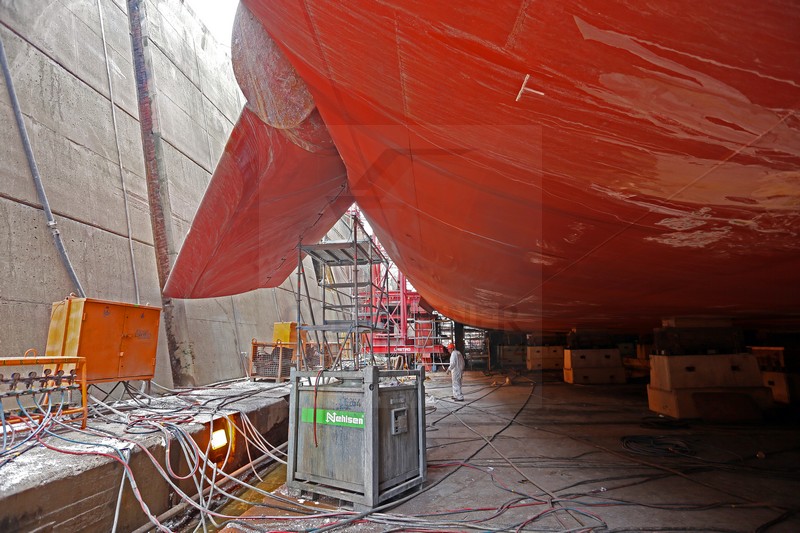 unter dem Schiffsrumpf und Blick auf einen der Stabilisatoren MS Artania 23.10.2014 unter dem Schiffsrumpf und Blick auf einen der Stabilisatoren MS Artania 23.10.2014