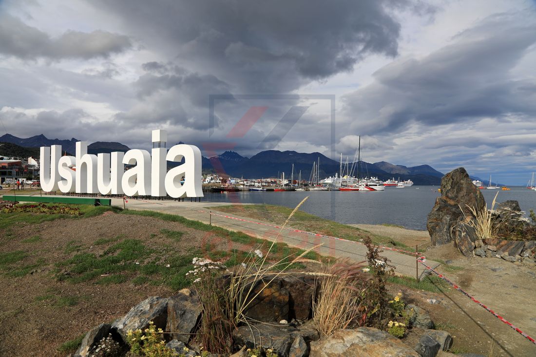 Ushuaia-Schriftzug am Hafen von Ushuaia