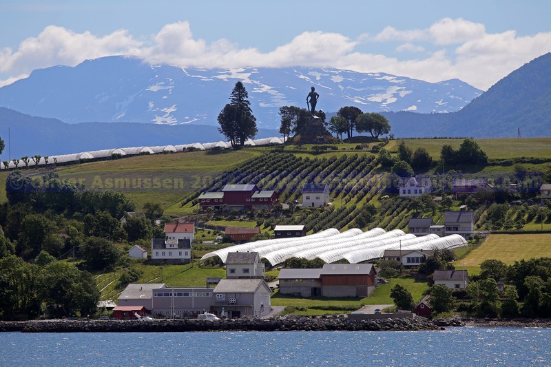 Vangsnes am Sognefjord mit Frithjof Statue Vangsnes am Sognefjord mit Frithjof Statue