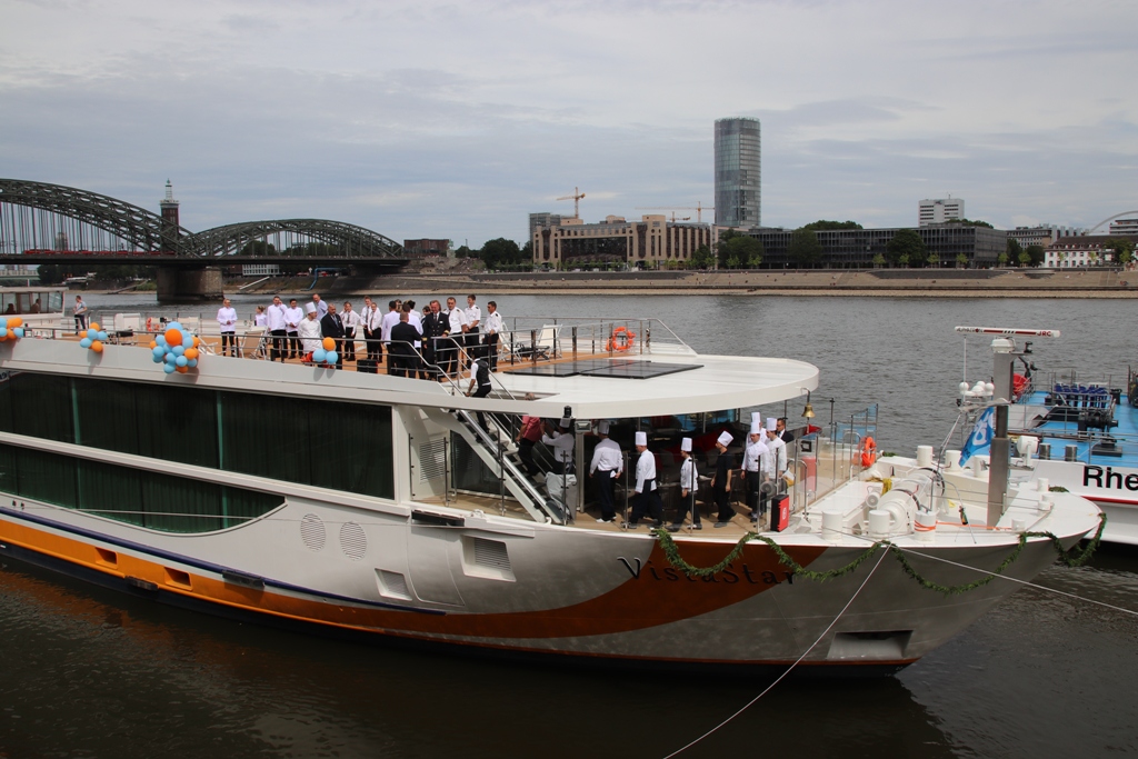 MS VistaStar von 1a Vista Reisen Crew Foto zur Taufe