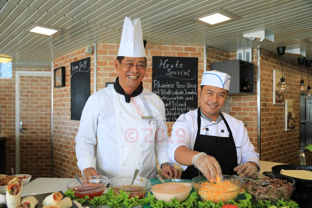 Vor dem Wrap-Stand MS Ocean Majesty