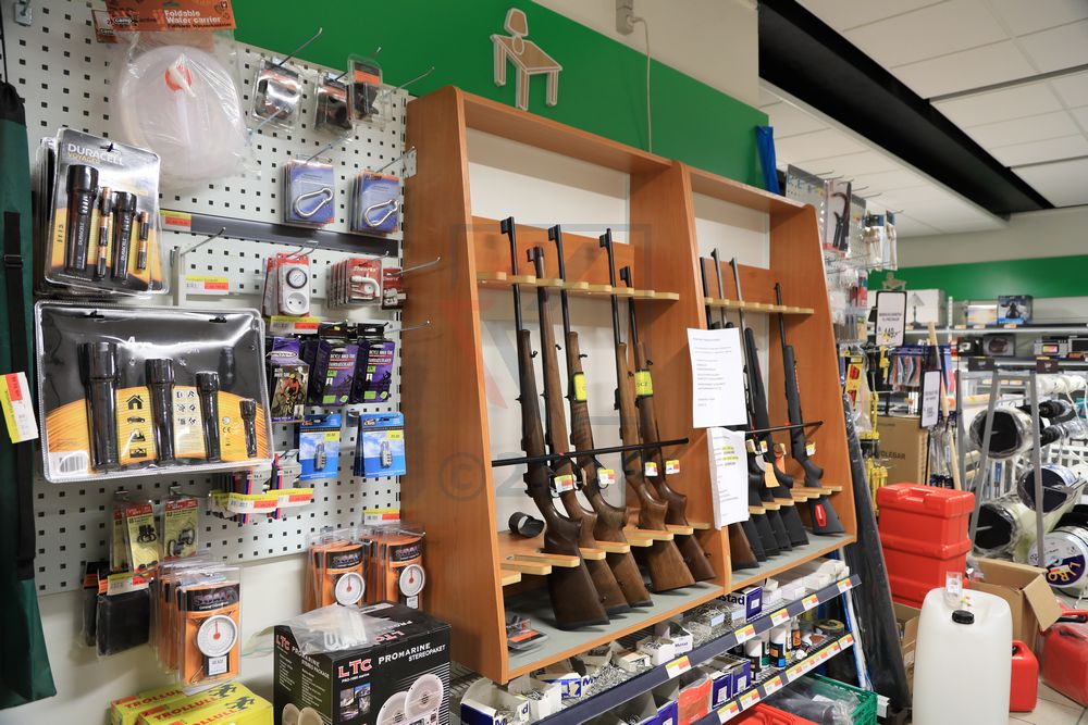 Waffen im Supermarkt in Aasiaat, Grönland Waffen im Supermarkt in Aasiaat, Grönland