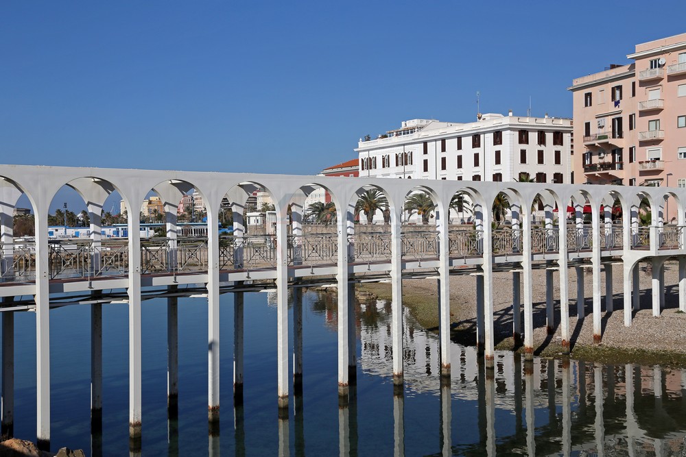 Wasserfront mit Bogenbrücke in Civitavecchia
