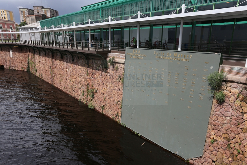 Wasserstandtafel am Hafen Manaus
