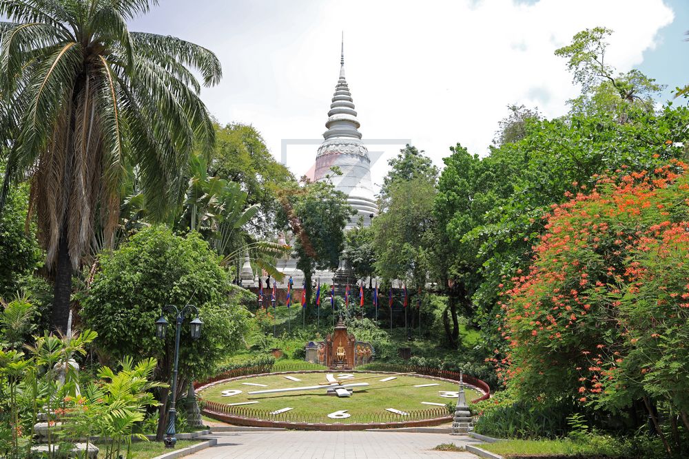 Wat Phnom Pagode und Stupas mit Uhr, Phnom Penh