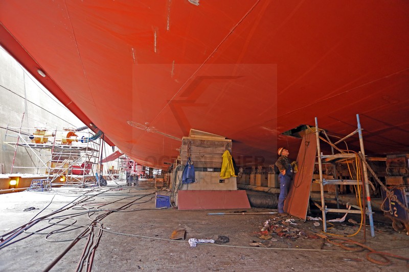 Werftarbeiter unter dem Schiffsrumpf MS Artania 23.10.2014 Werftarbeiter unter dem Schiffsrumpf MS Artania 23.10.2014