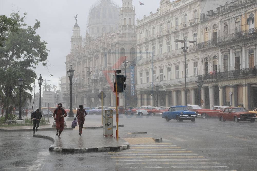 Wolkenbruch über Havanna mit Blick auf das Kapitol