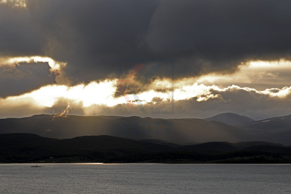 Wolkenformation über den Bergen am Beagle-Kanal, Chile
