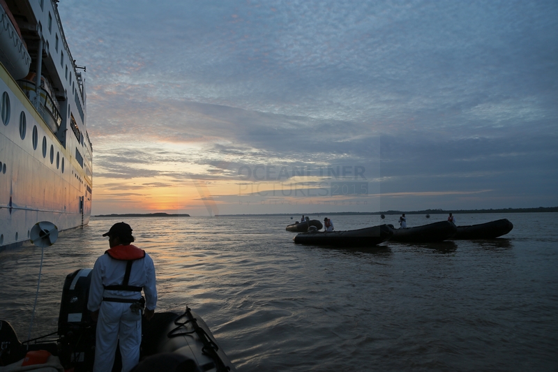 Zodiacs MS Hamburg Sonnenaufgang 04.01.2015 Zodiacs MS Hamburg Sonnenaufgang 04.01.2015