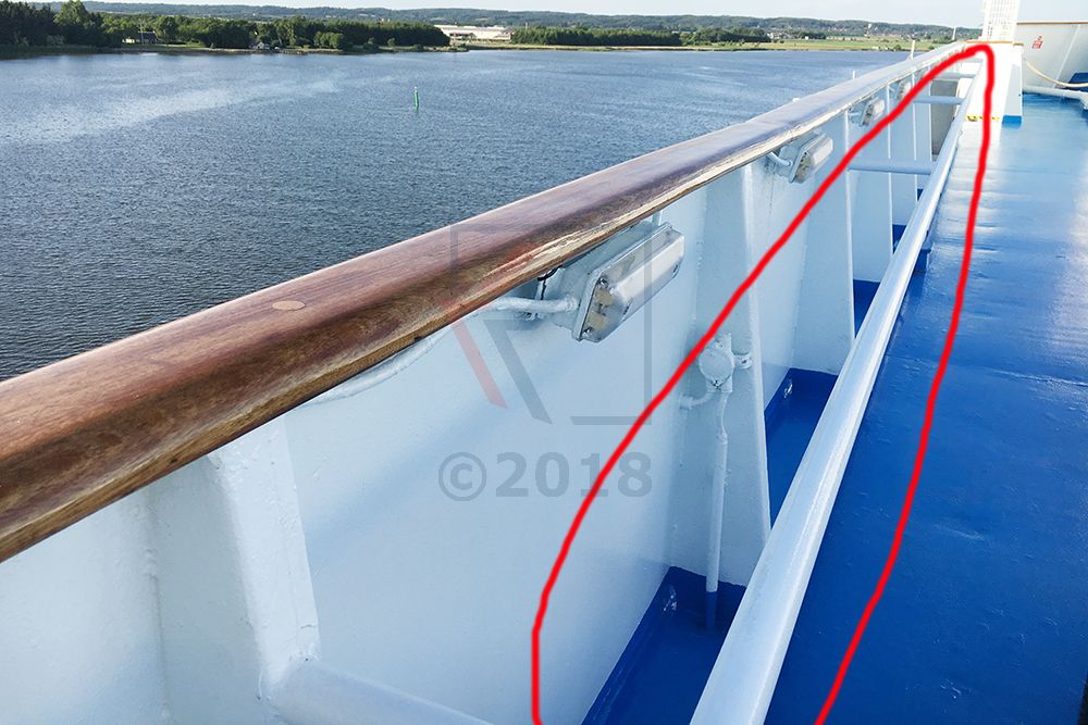 Zusätzliche Reling als Abstandhalter für Balkonkabinen Ocean Majesty